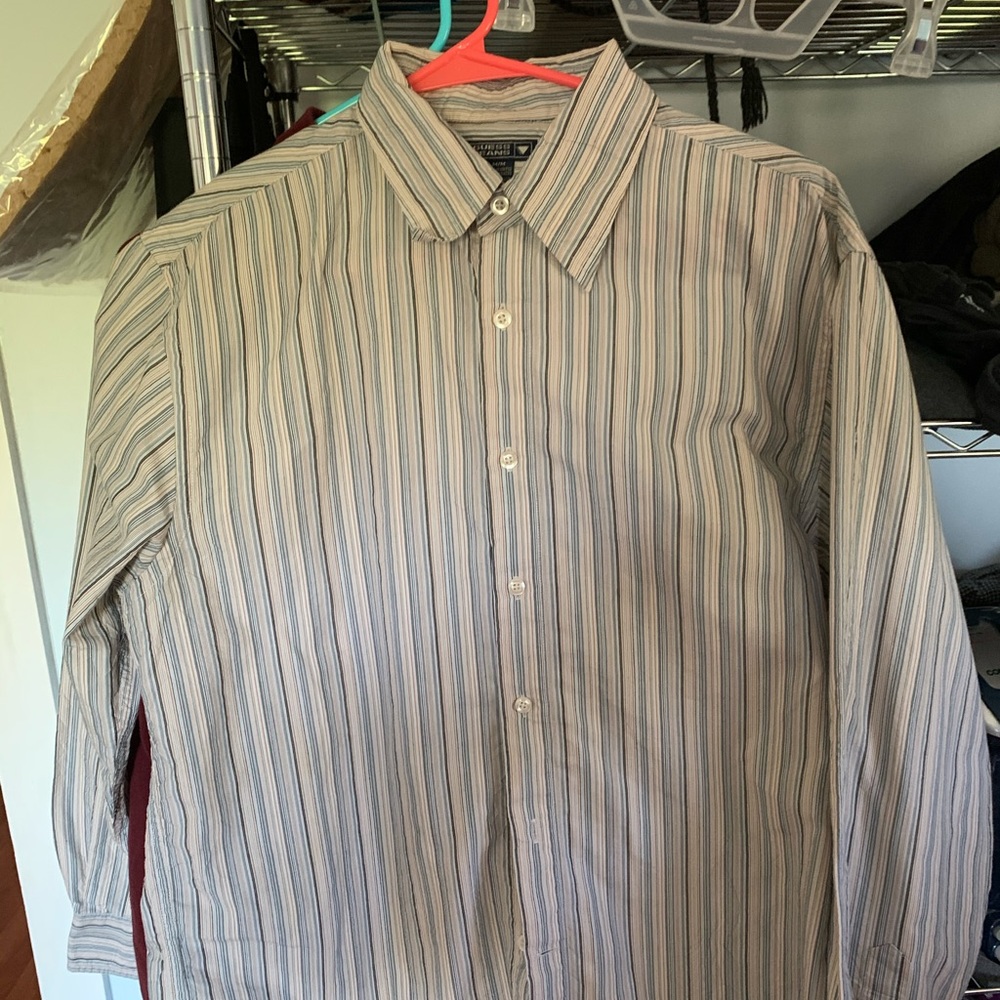 Classic Guess button down! š¶ - Picture 2 of 4